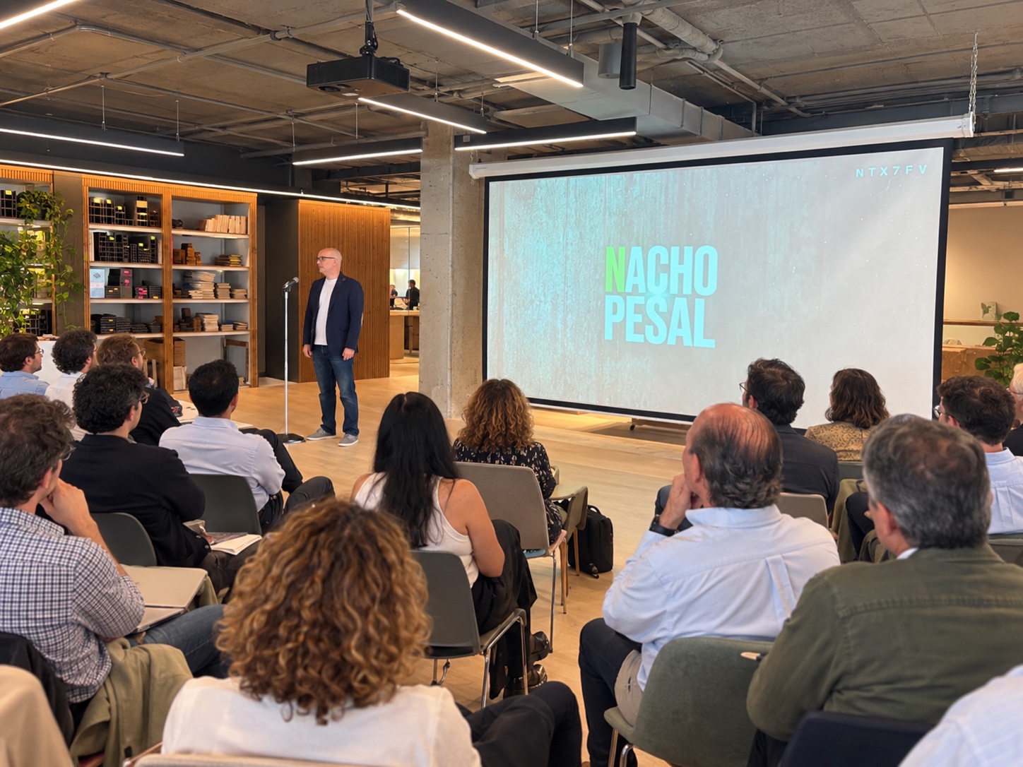 NachoPesal presentando ante una audiencia en una oficina